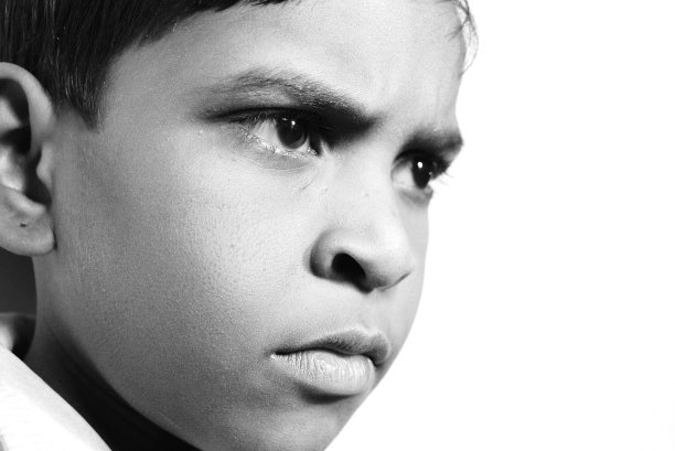 印度小孩心情不好!图片下载