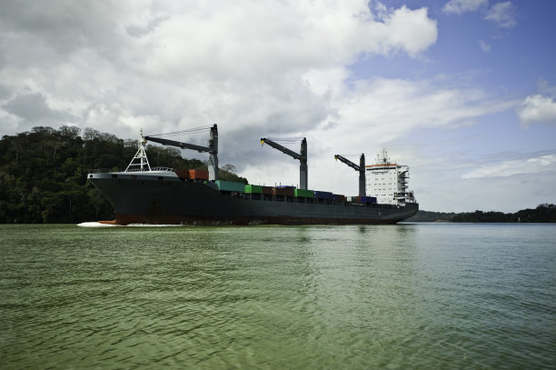 巴拿马运河上的驳船图片下载