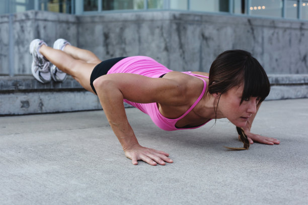 强大的伏地挺身下降图片下载