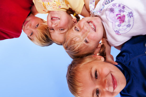 四个美丽快乐的孩子在户外微笑蓝天夏天的时间图片下载