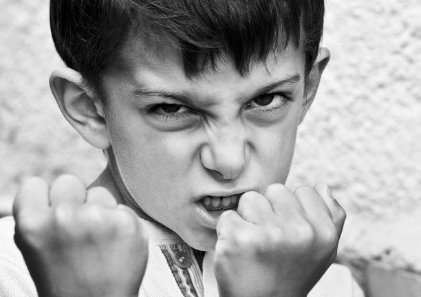 愤怒的男孩,水平图片下载