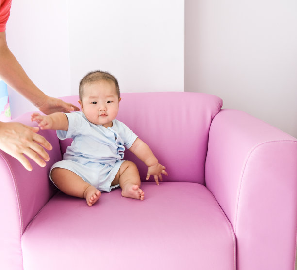 坐在大椅子上的海湾图片下载