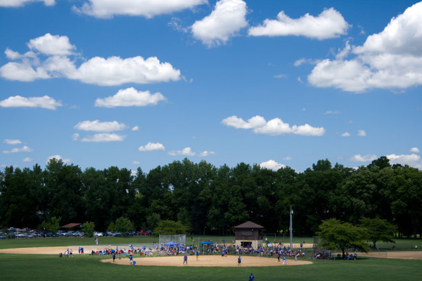 阳光明媚的棒球比赛图片下载