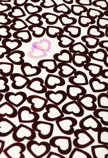 粉红的心在一群黑暗中拥抱图片下载