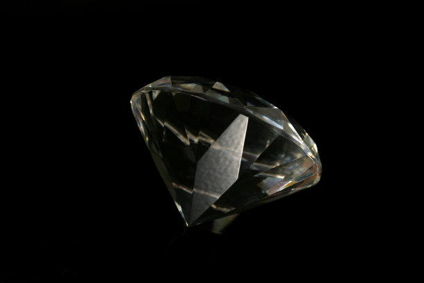 黑色上的大钻石图片下载