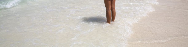 沙滩上女性的腿图片下载