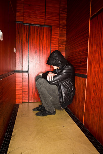 孤独的男人图片下载