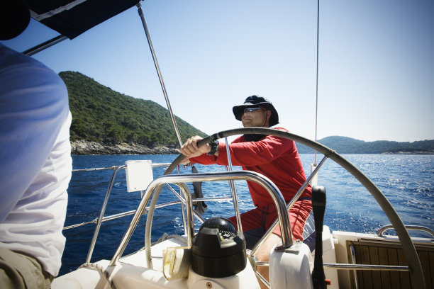 快乐的船长驾驶着帆船图片下载