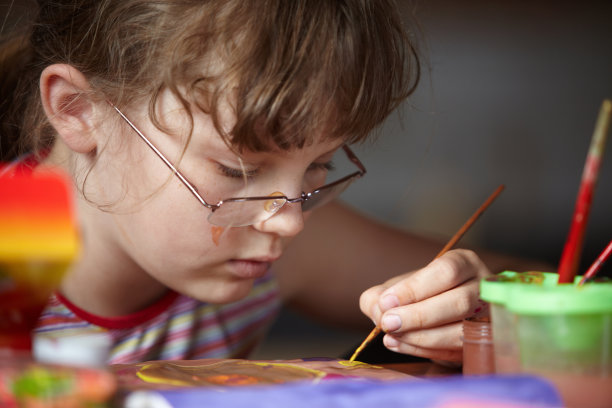 年轻的艺术家图片下载