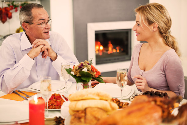 一个成熟的男人和他的成年孩子在感恩节。图片下载