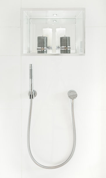 现代淋浴和蜡烛素材图片