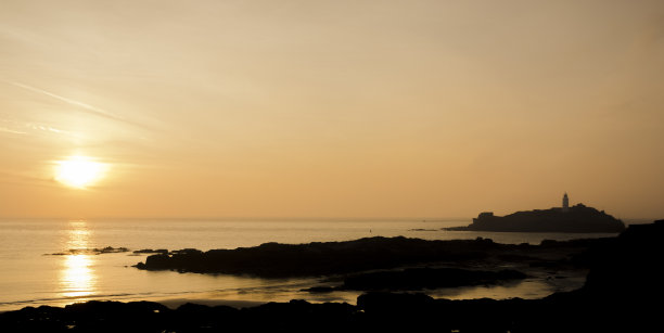 日落时的哥德雷维灯塔。素材图片