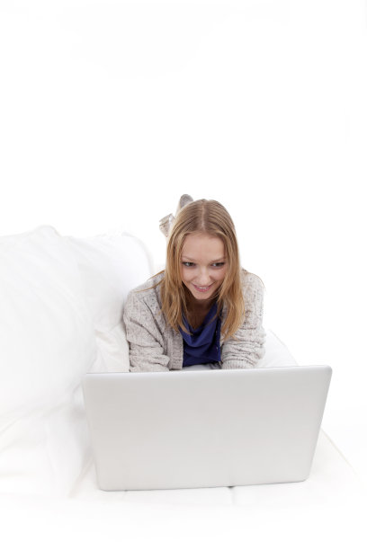 快乐的年轻女孩浏览互联网图片下载