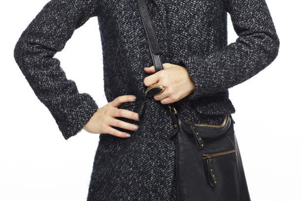 近距离的女人在灰色的冬季大衣图片下载