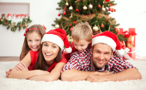 圣诞树旁的家庭。图片下载