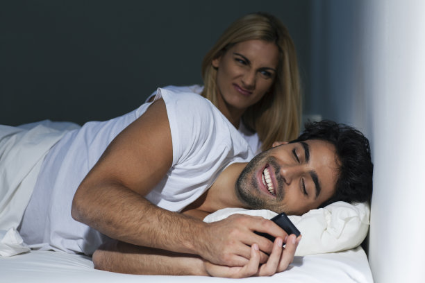 夫妻在床上图片下载