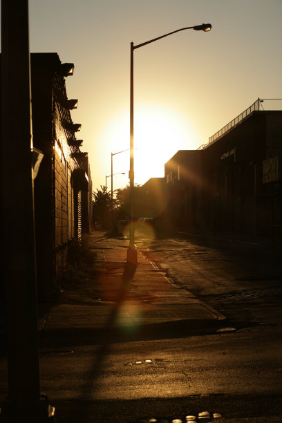 废弃的布鲁克林后街日出镜头光晕图片下载