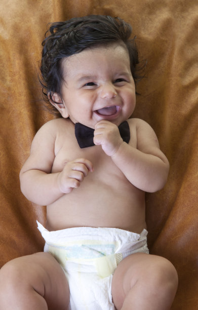 一个5个月大的孩子的肖像图片下载