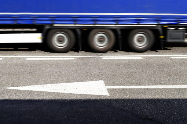卡车在高速公路上图片下载