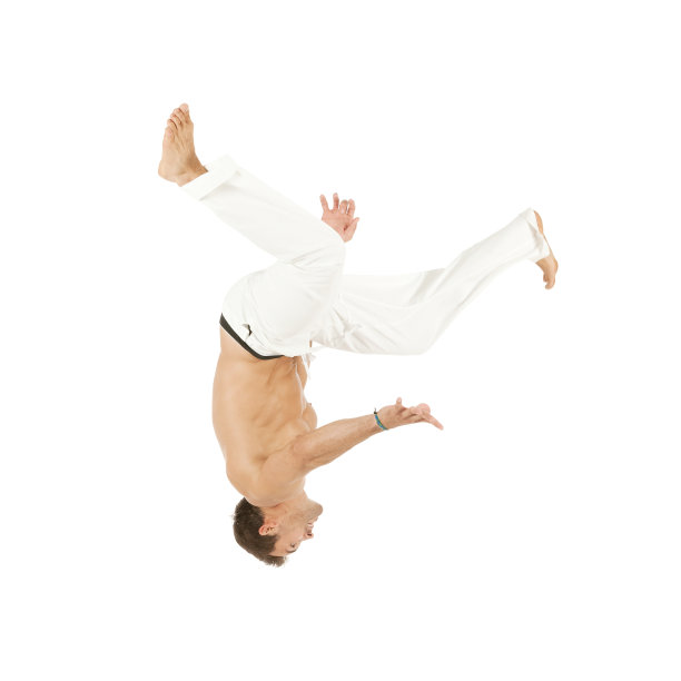 年轻人在练习卡波耶拉舞图片下载