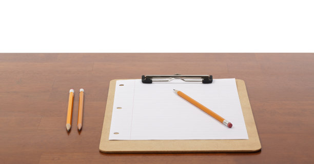 桌面上的空白划线纸、剪贴板和铅笔图片下载