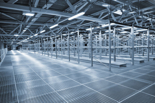 一个空的金属仓库，有很多架子图片下载