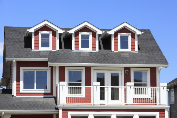 带天窗的两层新居图片下载