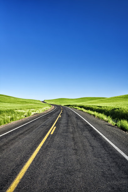 蜿蜒的乡间小路图片下载