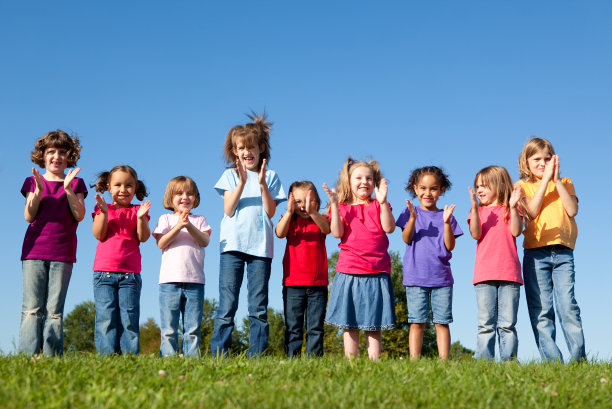 一群快乐的女孩在欢呼和鼓掌图片下载