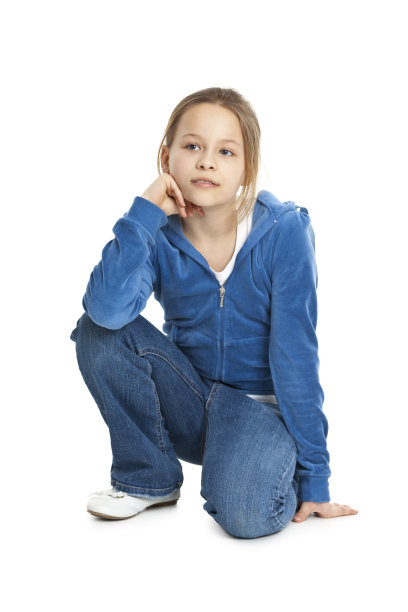 11岁的女孩蹲着图片下载