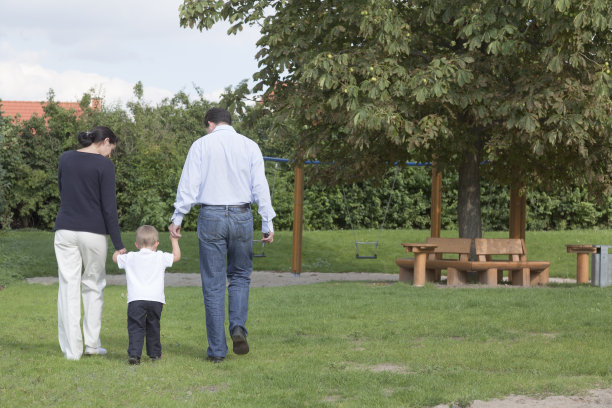 年轻家庭在公园散步后视图(XXL)图片下载