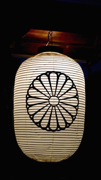 寺庙外悬挂着日本灯笼图片下载