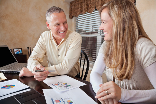 成熟的理财顾问与年轻女性合作图片下载