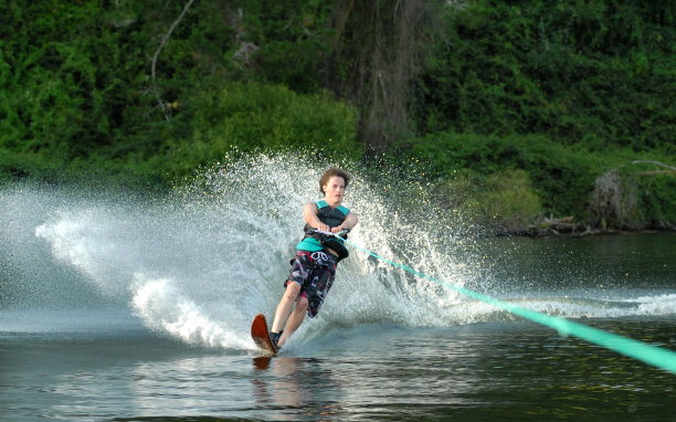 滑水图片下载