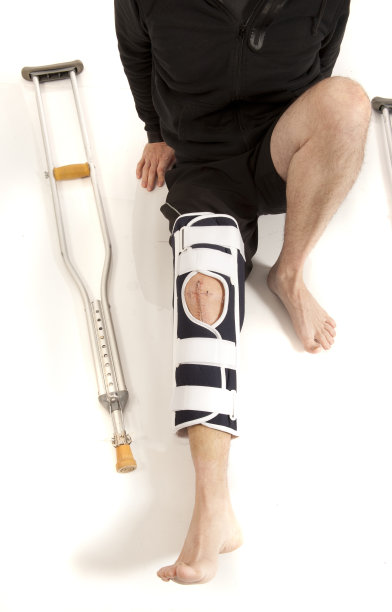 医护人员手术后用支架固定膝盖图片下载