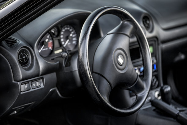 在旧跑车内，方向盘上的视野图片下载