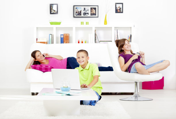 孩子们在客厅图片下载