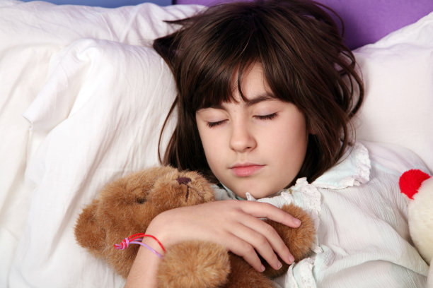 带着泰迪熊睡觉的女孩图片下载