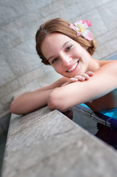 在温泉中放松图片下载