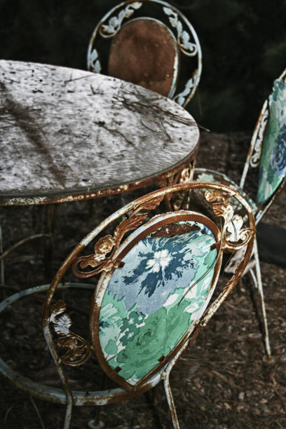 废弃生锈的旧金属桌子和椅子图片下载