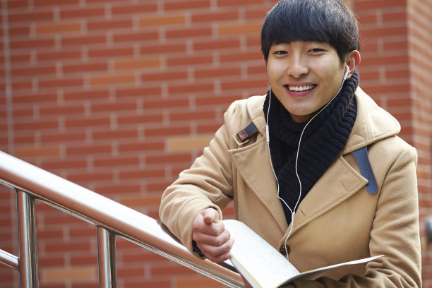 年轻帅气的大学生肖像图片下载