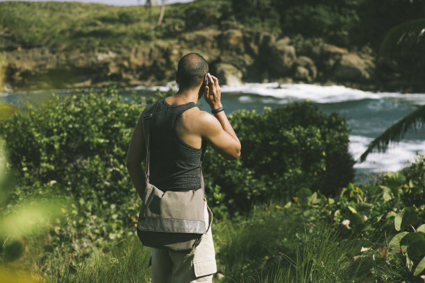 有人在沙滩上打电话图片下载