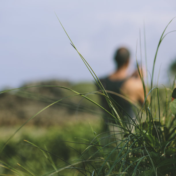 男人在沙滩上发短信图片下载