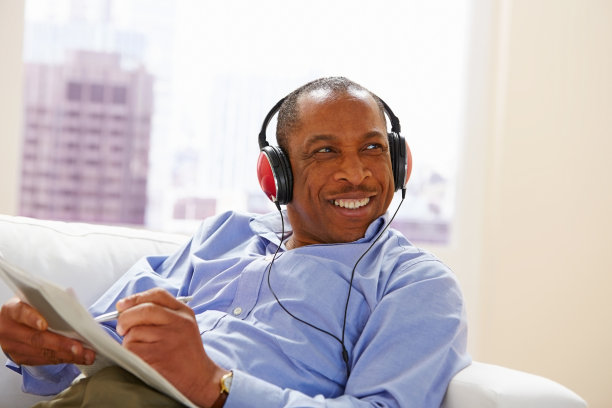 一个在家里听音乐放松的非洲人图片下载