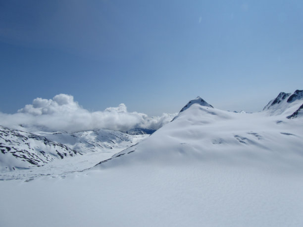 鸟瞰图崎岖的山脉附近的朱诺，阿拉斯加。图片下载