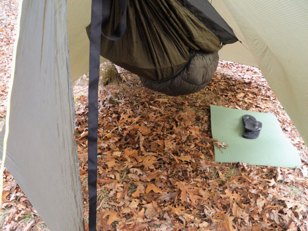 林中露营吊床图片下载