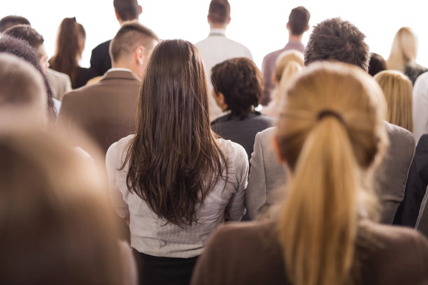 大群商务人士的后视图。图片下载