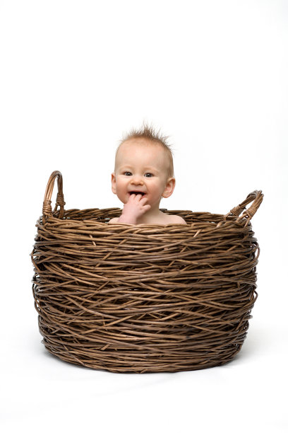 婴儿坐在篮白色的背景图片下载