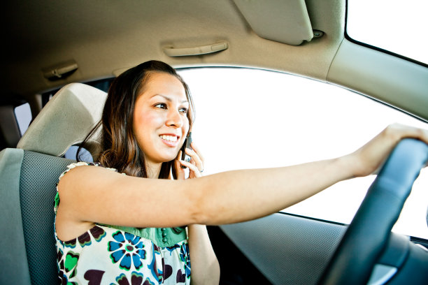 一边打电话一边开车图片下载