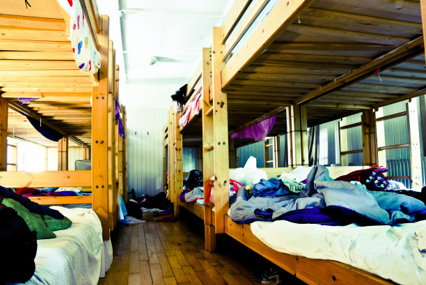 孩子们夏令营留下的凌乱的宿舍图片下载